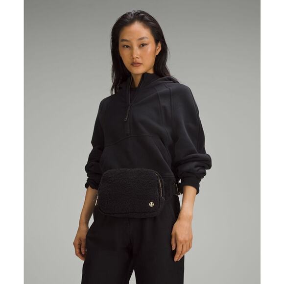 NWT Lululemon Everywhere Belt Bag Fleece 2L Black Large - Picture 2 of 10
